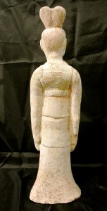 Figura di dignitario in terracotta