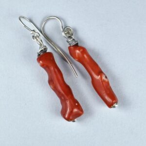 Orecchini con antichi rami di corallo Mediterraneo dal colore rosso intenso e ganci in argento