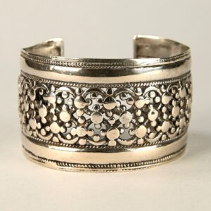 Antico bracciale a fascia in argento con lavorazione traforata e decorazioni circolari e incisioni sulla parte frontale, apertura interna 2,6 cm, altezza 3,9 cm, produzione artigianale etnica