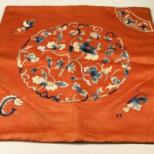 Antico ricamo cinese in seta con fiori raffigurati