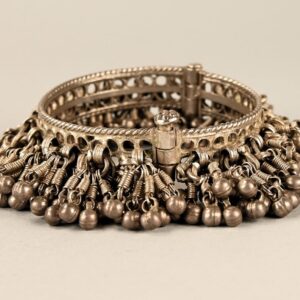 Antico bracciale indiano in argento con trafori e pendenti appesi