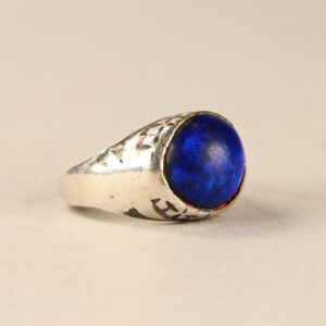 Antico anello in argento con niello sulla montatura e un lapislazzuli incastonato