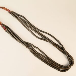 Antica collana etnica con dischi metallici, minoranze etniche cinesi