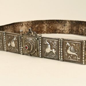 Cintura rigida antica in argento dal Tamil Nadu, India meridionale, con cinque placche incise raffiguranti animali e uccelli, vetro rosso centrale e perla di vetro verde. Gioiello da collezione tradizionale indiano.