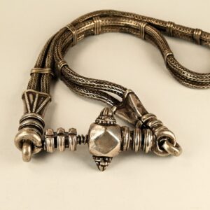 Rara cintura antica in argento massiccio dal Maharashtra, India, composta da due grandi catene “snake” con elementi terminali e fibbia in argento. Chiusura a vite, lavorazione tradizionale di alta qualità.