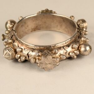 Antico bracciale in argento massiccio proveniente dalla regione di Guelmim, sud del Marocco, decorato con granulazioni e motivi in rilievo sulla superficie esterna.