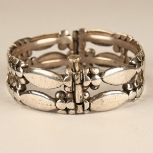 Antico bracciale saharawi in argento massiccio, unione di due bracciali con grandi decorazioni a granulazione, gioiello tradizionale del popolo del Sahara Occidentale.