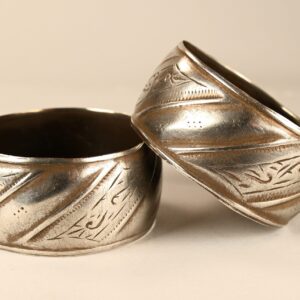 Coppia di antichi bracciali berberi in argento provenienti dal Mali, finemente incisi con motivi obliqui e linee, argento di alta qualità con splendida patina antica