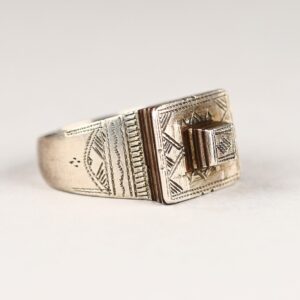 Anello tuareg in argento finemente decorato con incisioni, intarsi in legno e smalto sulla parte anteriore