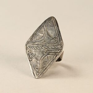 Antico anello tunisino in argento di forma romboidale, con parte frontale incisa e decorata