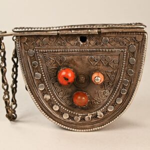 Raro contenitore Kitab yemenita in argento a forma di ferro di cavallo, decorato con granulazioni e tre perle antiche in corallo rosso, corallo rosa e corniola.