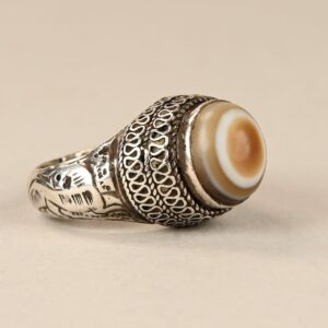 Anello antico in argento dall’Asia centrale con agata, decorato con finissime incisioni intorno alla pietra e sulla montatura. Incastonatura incisa con raffigurazione di un’antilope stilizzata.