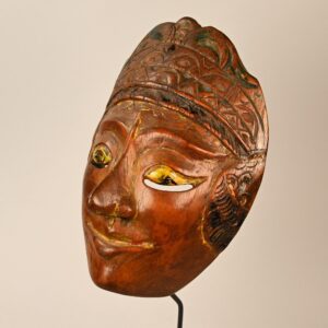 Maschera teatrale balinese antica in legno di teak intagliato a mano e decorato con pigmenti policromi, utilizzata nelle danze cerimoniali Topeng di Bali, Indonesia