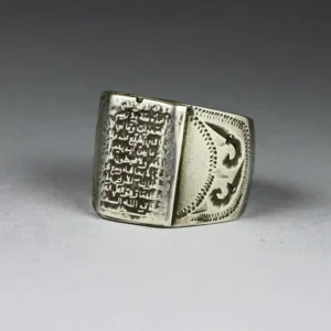 Antico anello in argento finemente decorato con iscrizioni in leggero rilievo raffiguranti versetti coranici sulla parte anteriore.