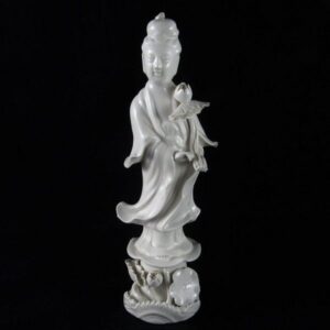 Scultura in porcellana bianca Blanc de Chine raffigurante Guanyin, Bodhisattva della Compassione, altezza 20,5 cm, porcellana cinese di Dehua