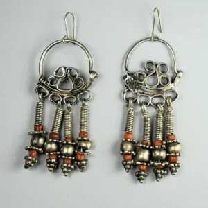 Antichi orecchini uzbeki in argento e corallo