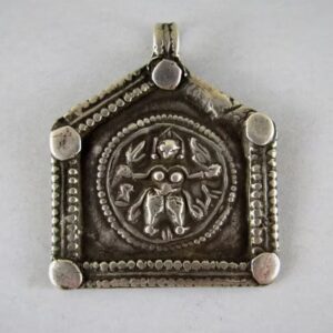 Antico pendente indiano in argento con raffigurata consorte di Shiva sulla parte frontale