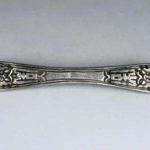 Antica forcina cinese in argento con draghi stilizzati incisi e decorazioni in repoussé, inizio XX secolo.