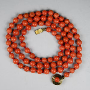 Collana in corallo mediterraneo con 86 perle da 6 mm e chiusura in argento dorato 925 con piccolo corallo incastonato