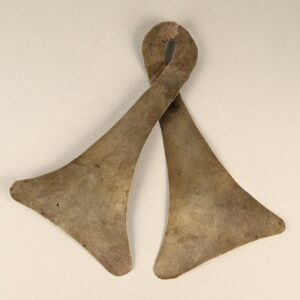 Antico pettorale Marangga indonesiano, ornamento cerimoniale tradizionale a doppia ascia, gioiello etnico ereditario.