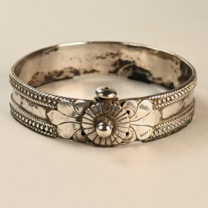 Antico bracciale indiano da avambraccio in argento con decorazioni a granulazione e chiusura a perno, gioiello tradizionale artigianale proveniente dall’India.