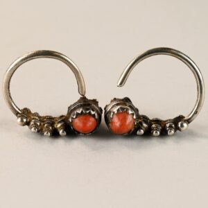 Antichi orecchini berberi in argento e corallo