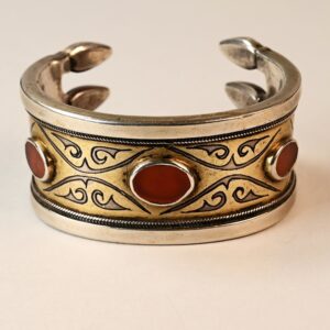 Antico bracciale turcomanno in argento dorato e corniole