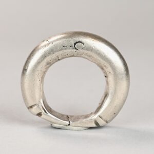 Antique Tuareg pendant ring in high-quality solid silver, finely engraved, originating from Agadez, Niger, internal diameter 16 mm, rare and precious ethnic jewellery, can be worn as a ring or pendant.
