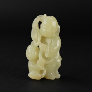 Pendente cinese intagliato in giada raffigurante un anziano con un bambino. L’anziano regge uno stelo che termina in un bocciolo di loto. La scena richiama la tradizione Hoho (o Hehe), tipica dell’arte cinese, simbolo di felicità, prosperità, buona fortuna e fertilità familiare