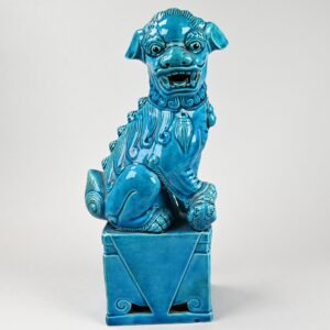 Scultura cinese in porcellana smaltata raffigurante un Cane di Fo, leone guardiano simbolo di protezione e prosperità.