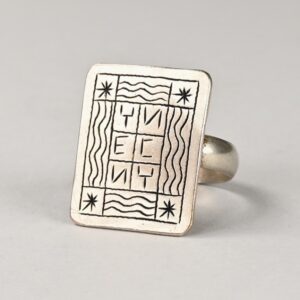 Anello talismanico berbero in argento inciso con simboli e lettere, proveniente dal Marocco.