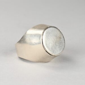 Antico anello Tuareg in argento con vano apribile porta amuleti, Africa Occidentale.
