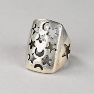 Anello traforato in argento decorato con stelle e mezzalune.