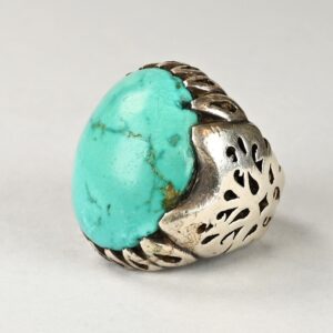 Antico anello in argento massiccio con grande cabochon in turchese naturale, provenienza mediorientale o pakistana.