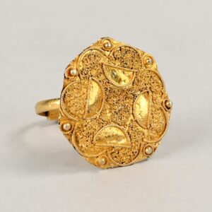 Anello in argento dorato con fiore stilizzato e granulazioni, fronte 3 &times; 3 cm, Mauritania.