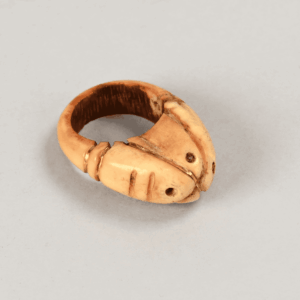 Antico anello Tuareg in osso inciso con filo di rame, proveniente dal Mali.