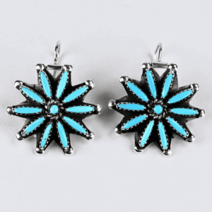 Orecchini Navajo vintage a forma di fiore in argento con turchesi &ldquo;needle point&rdquo;, altezza 38 mm.
