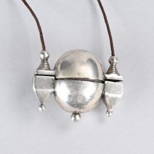 Antico pendente-contenitore indiano in argento massiccio con Shiva Lingam originale, India meridionale.