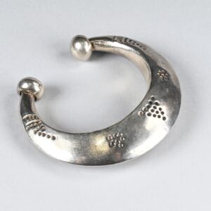 Antico bracciale indiano in argento decorato con incisioni, forma a mezzaluna, Gujarat