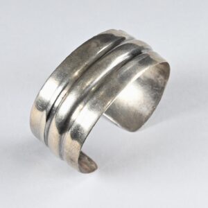 Antico bracciale a fascia in argento con punzoni incisi, Nord Africa