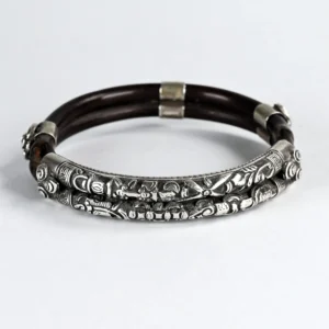 Antico bracciale cinese in bamb&ugrave; con parti in argento repouss&eacute;, motivi geometrici e pipistrelli stilizzati