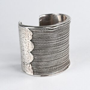 Antico bracciale Shan in argento massiccio decorato con fili d&rsquo;argento, Myanmar, diametro interno 5,3 cm.