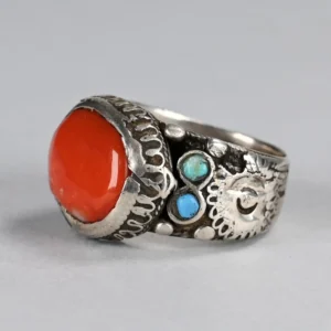 Antico anello in argento di alta gradazione con grande corallo rosso scuro e piccoli turchesi, Asia Centrale o Subcontinente Indiano