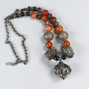 Collana etnica antica con elementi berberi in argento e perle di agata