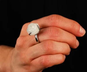 Anello in argento 925 con fiore in giada bianca incisa, Cina