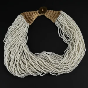 Collana Konyak multifilo con perline bianche e antica rupia indiana