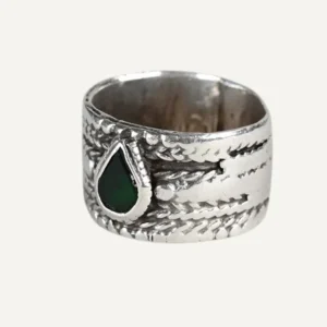 Anello a fascia indiano in argento massiccio con castone a goccia in vetro verde scuro.
