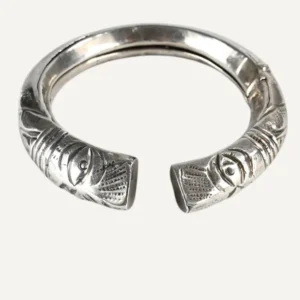 Antico bracciale indiano in argento con teste di leone stilizzate alle estremità.