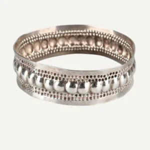 Antico bracciale da avambraccio in argento con protuberanze esterne, probabile provenienza omanita o yemenita