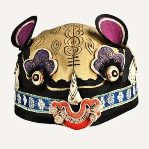 Cappello cerimoniale cinese in seta e cotone raffigurante un gatto, con ricami artigianali e coda ornamentale sul retro.